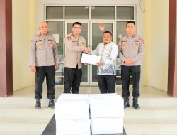 Polres Kayong Utara Berikan Bantuan Buku Tulis di 4 Pondok Pesantren Kabupaten Kayong Utara