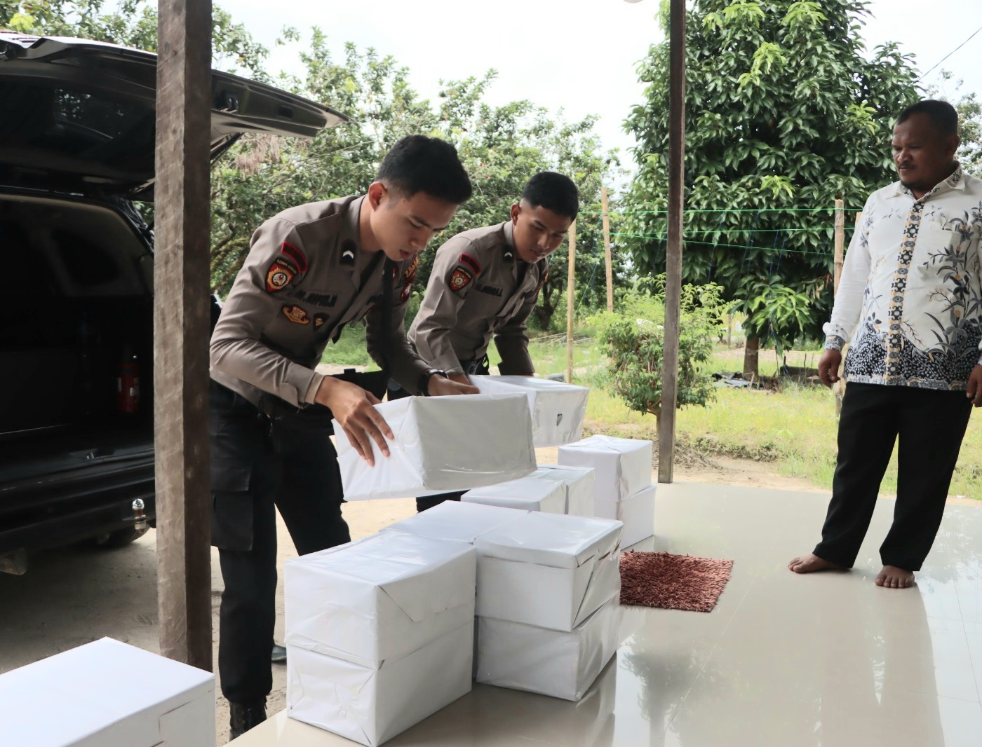 Polres Kayong Utara Bagikan Buku