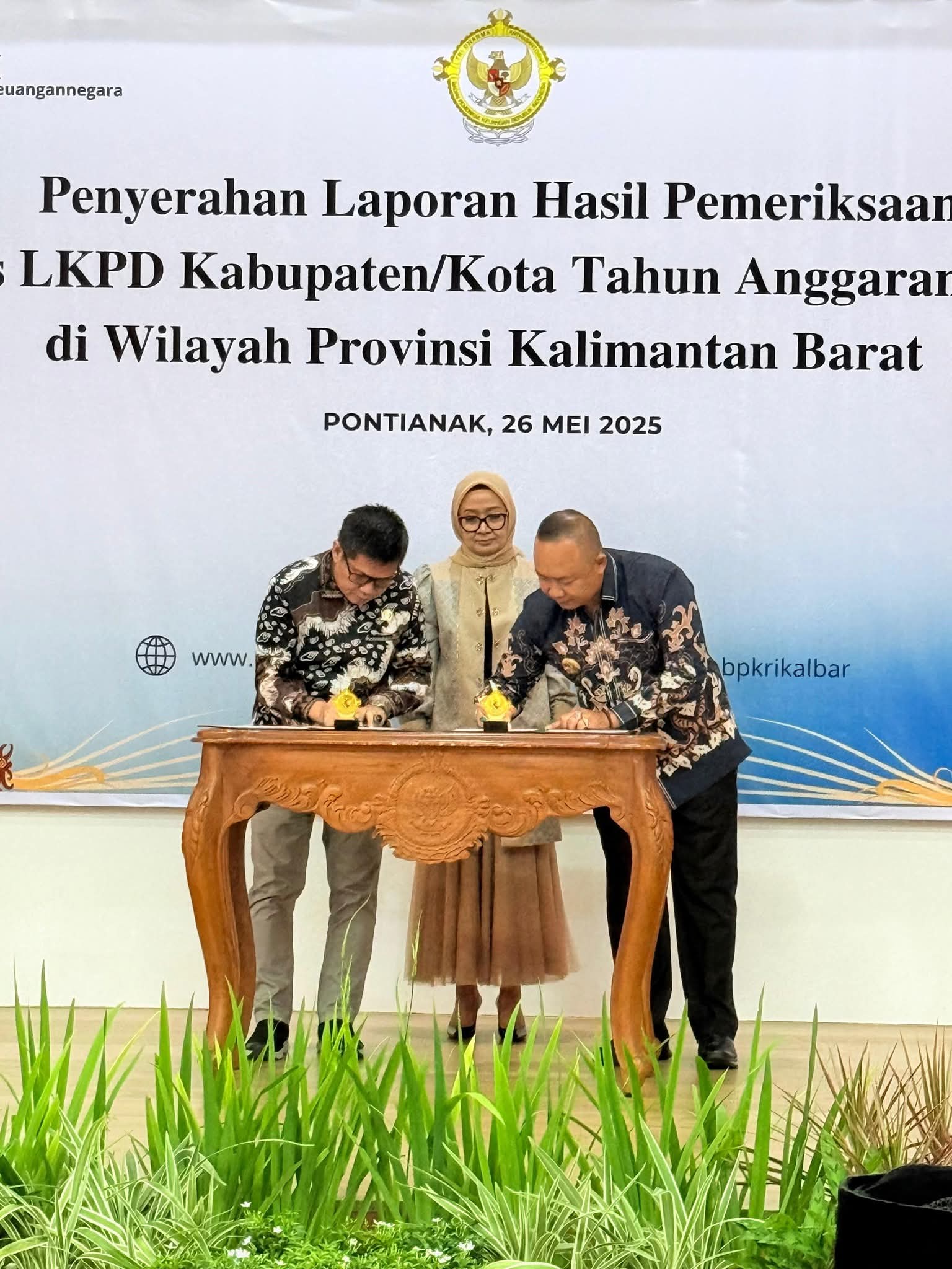 Bupati Ketapang bersama Wakil Ketua DPRD Kabupaten Ketapang, Syaidianur, S.Pd., M.Pd., menghadiri acara penyerahan Laporan Hasil Pemeriksaan (LHP) atas Laporan Keuangan Pemerintah Daerah (LKPD) Tahun Anggaran 2024 di Kantor Badan Pemeriksa Keuangan (BPK) Perwakilan Provinsi Kalimantan Barat.