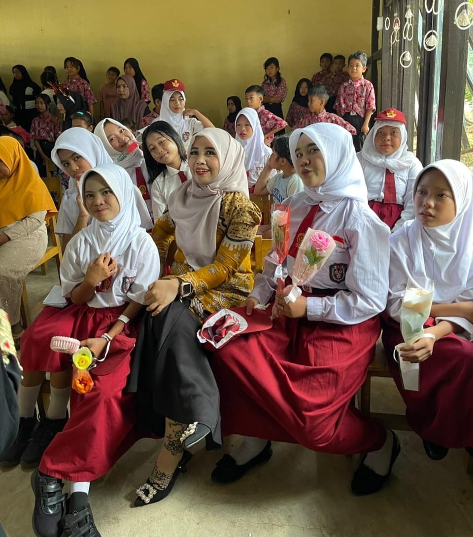 Wali kelas VI, Agus Triana, S.Pd,Berpose bersama siswa