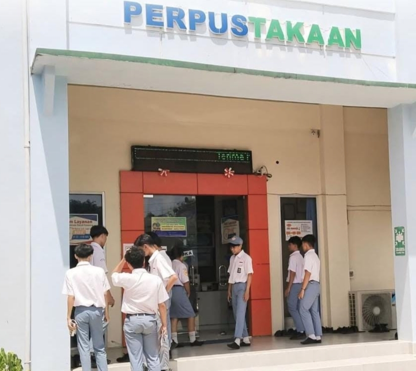Kegiatan Siswa Sekolah Menengah di Perpustakaan Daerah Ketapang