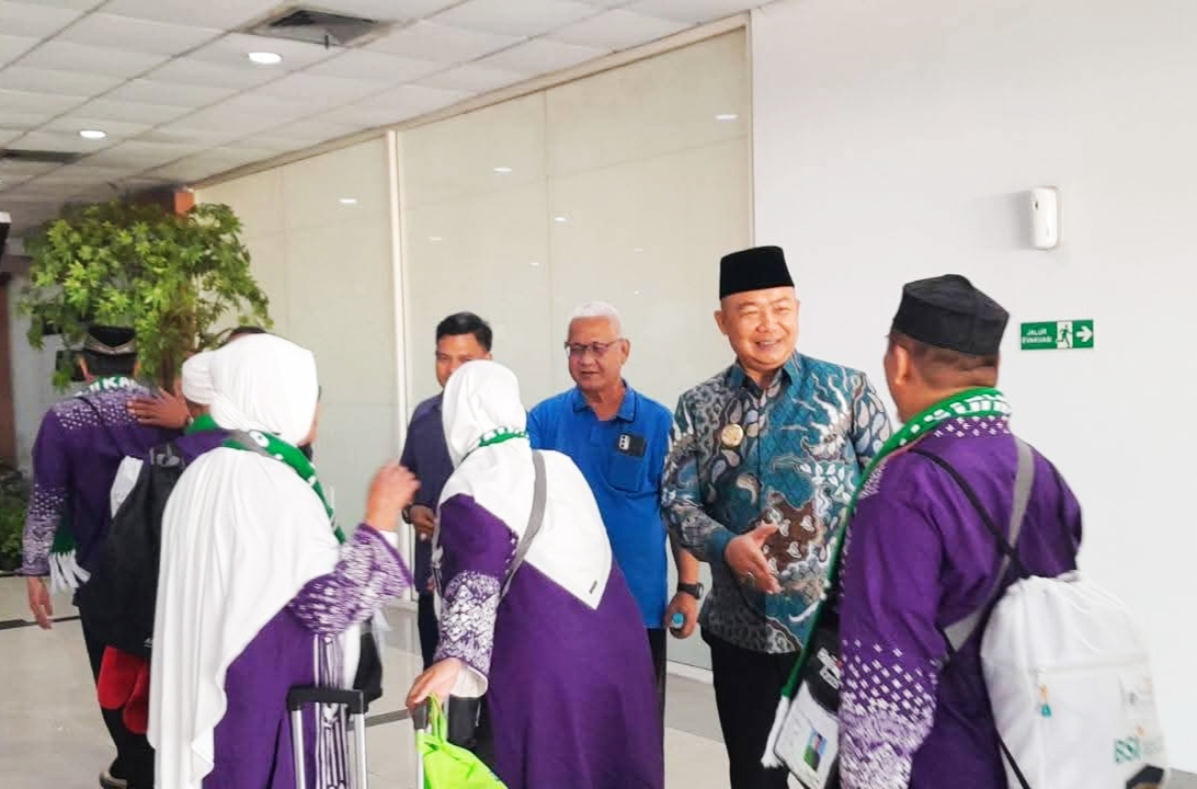 Bupati dan Wakil Bupati Ketapang lepas calon jamaah haji (26/5/2025)