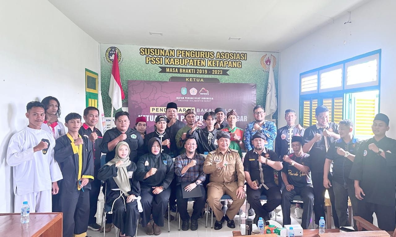 Alexander Wilyo berfoto bersama Barisan Pendekar dan Pengurus IPSI Ketapang serta Panitia usai mendaftarkan diri menjadi Bacalon Ketua IPSI Kalbar pada musprov IPSI Kalbar 10 Juni mendatang