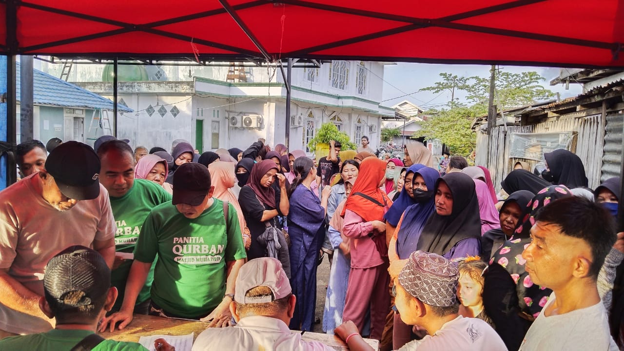 Panitia Qurban Masjid Muhajirin Gerbang Permata Sukses Bagikan 800 Paket Daging Kurban pada Hari Raya Idul Adha 1446 H
