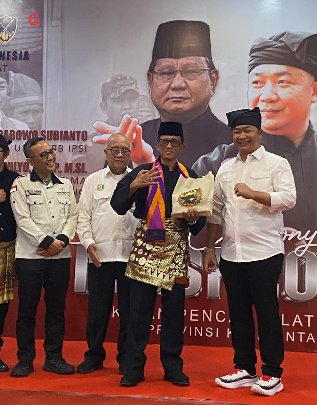 Bupati Ketapang bagikan cenderamata kepada Waketum PB IPSI
