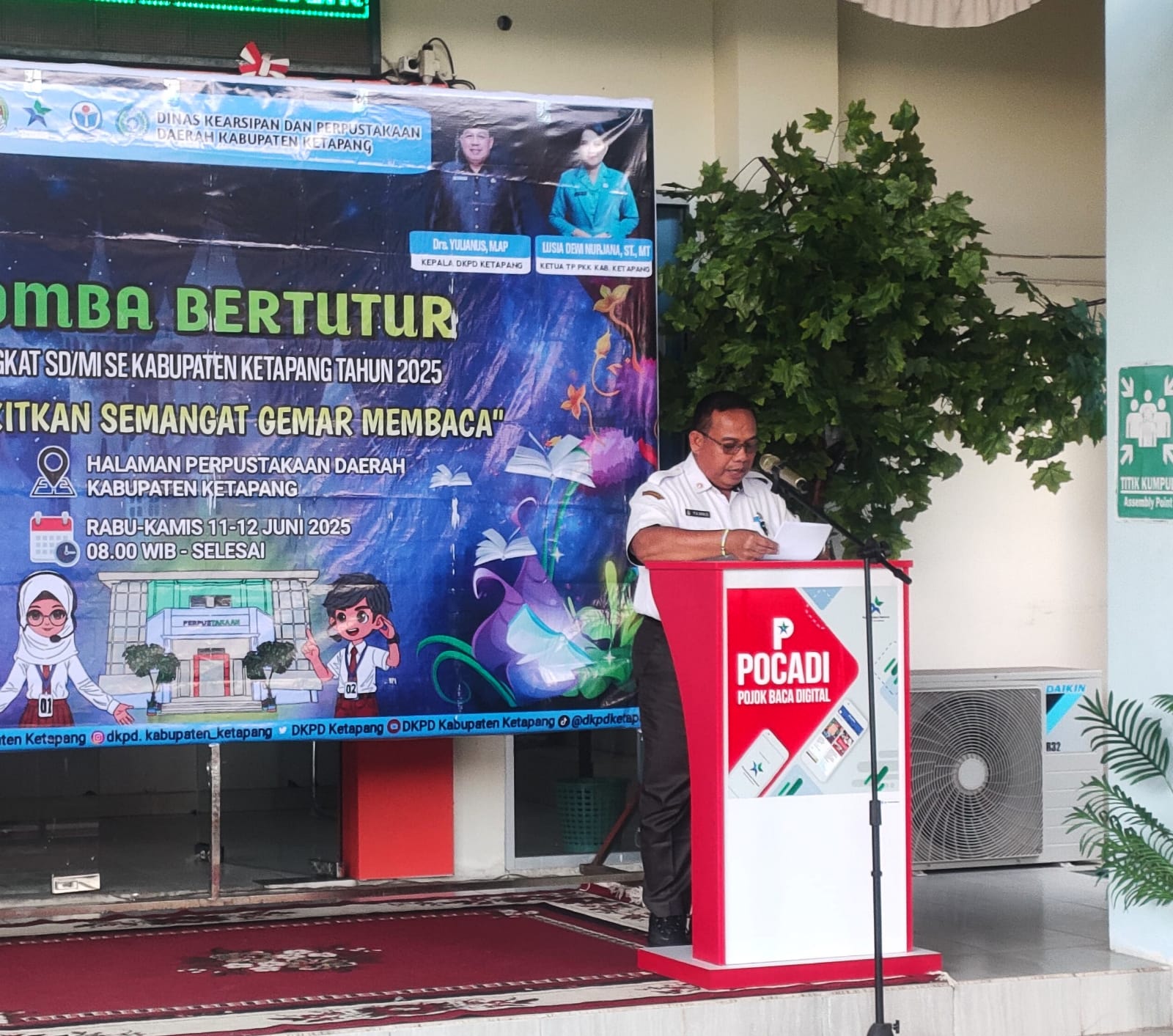 Kepala Dinas Kearsipan dan Perpustakaan Daerah Ketapang,Drs.Yulianus.,M.AP,membuka acara Lomba Bertutur tingkat SD/MI Se Kabupaten Ketapang di halaman perpustakaan daerah Ketapang