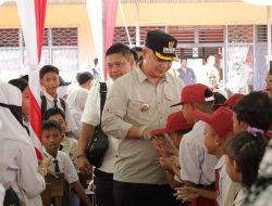 BUPATI KETAPANG LAUNCHING BANTUAN SERAGAM DAN ALAT TULIS