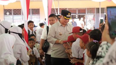 BUPATI KETAPANG LAUNCHING BANTUAN SERAGAM DAN ALAT TULIS