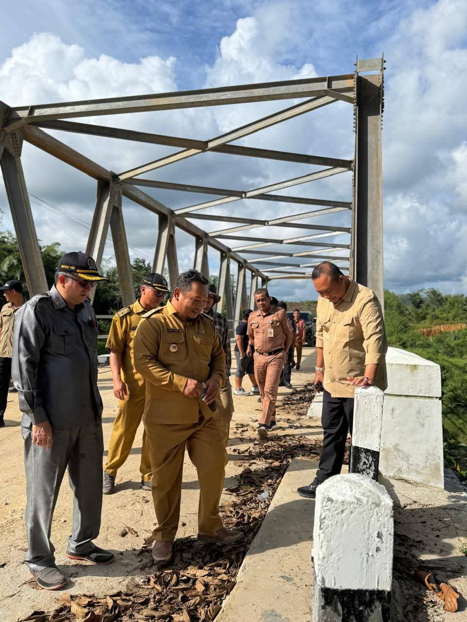 Bupati Ketapang Tinjau Pembangunan Jalan dan Jembatan