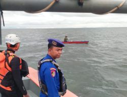 SINERGI SAT POLAIRUD POLRES KETAPANG DAN BASARNAS EVAKUASI NELAYAN YANG MENGALAMI KERUSAKAN MESIN DI LAUT