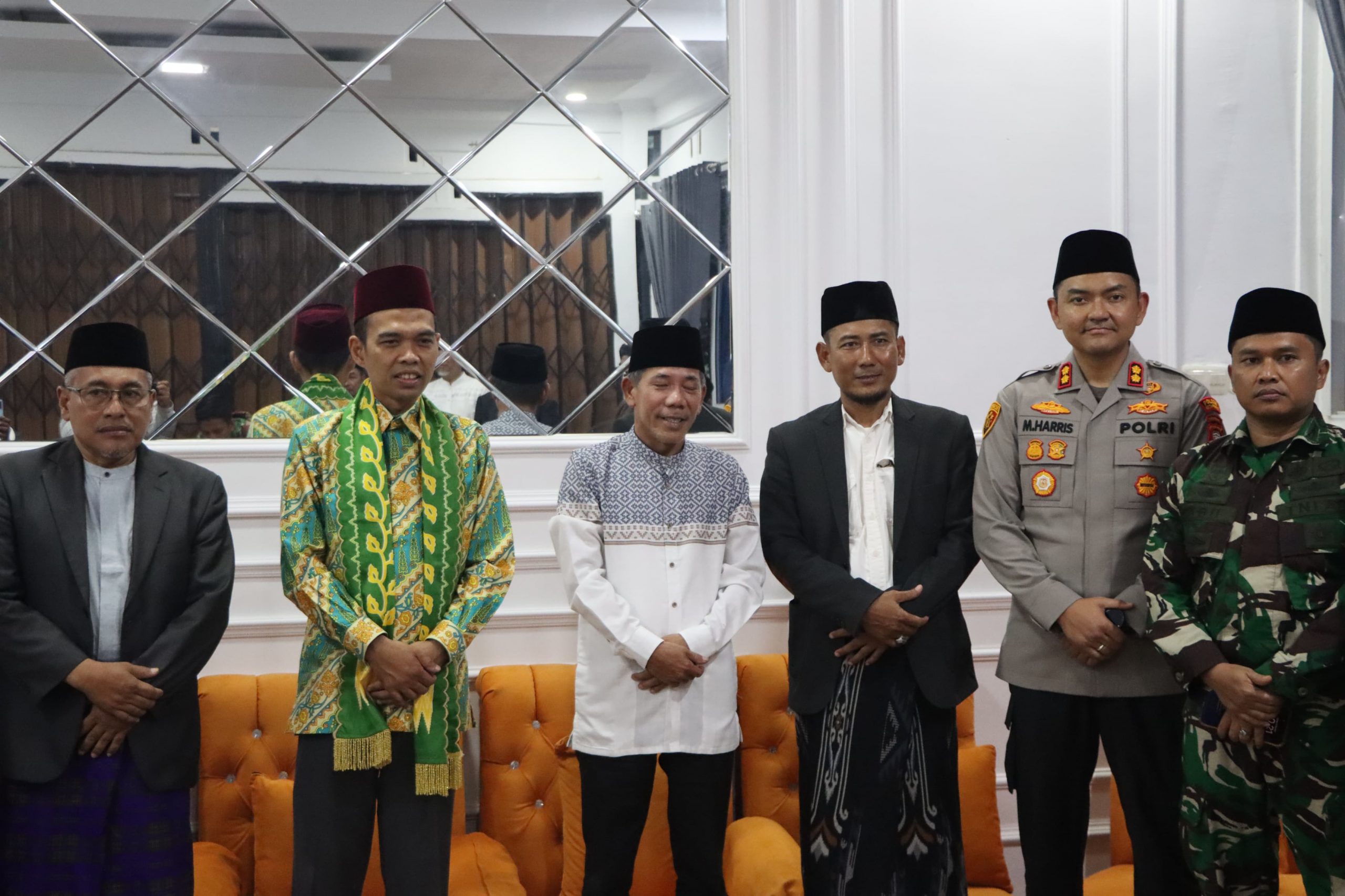 Wakil Bupati Ketapang dan Forkompimda dan tokoh agama berpose bersama Tuan Guru Abdul Somad
