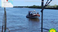 SATPOLAIRUD DAN BASARNAS EVAKUASI ABK KAPAL TENGGELAM DI MUARA LAUT KETAPANG