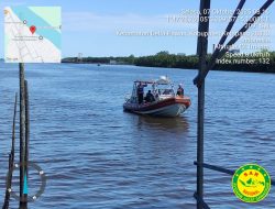 SATPOLAIRUD DAN BASARNAS EVAKUASI ABK KAPAL TENGGELAM DI MUARA LAUT KETAPANG