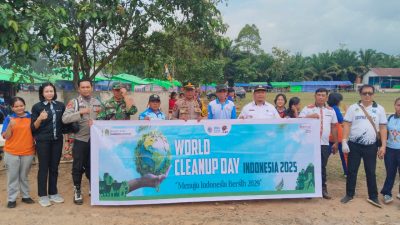 POLSEK SIMPANG DUA BERSAMA FORKOPIMCAM DAN SMPN 5 USABA GELAR AKSI BERSIH LINGKUNGAN DALAM RANGKA WORLD CLEANUP DAY INDONESIA 2025
