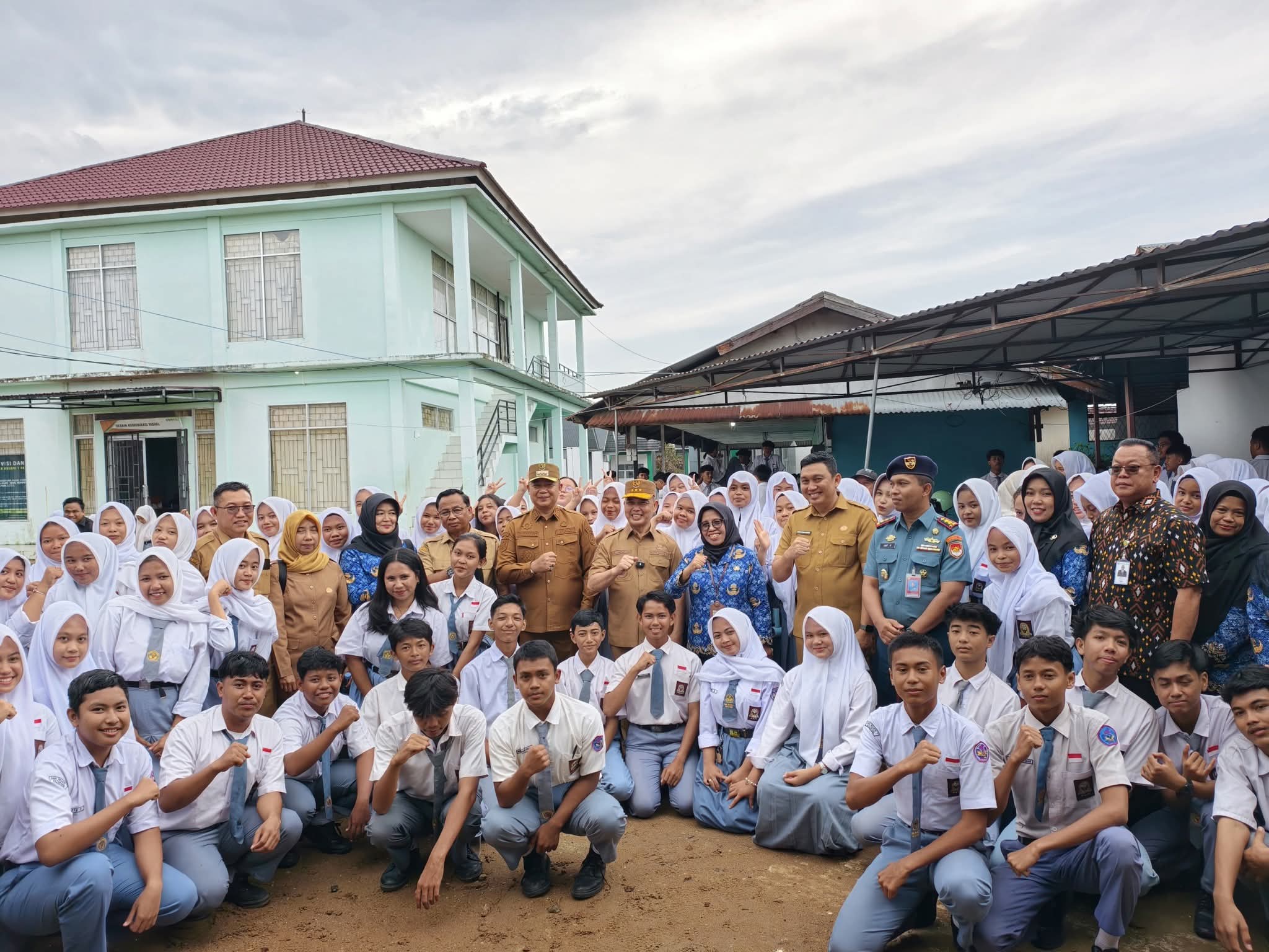 Gubernur Kalbar dan Bupati Ketapang bersama para siswa