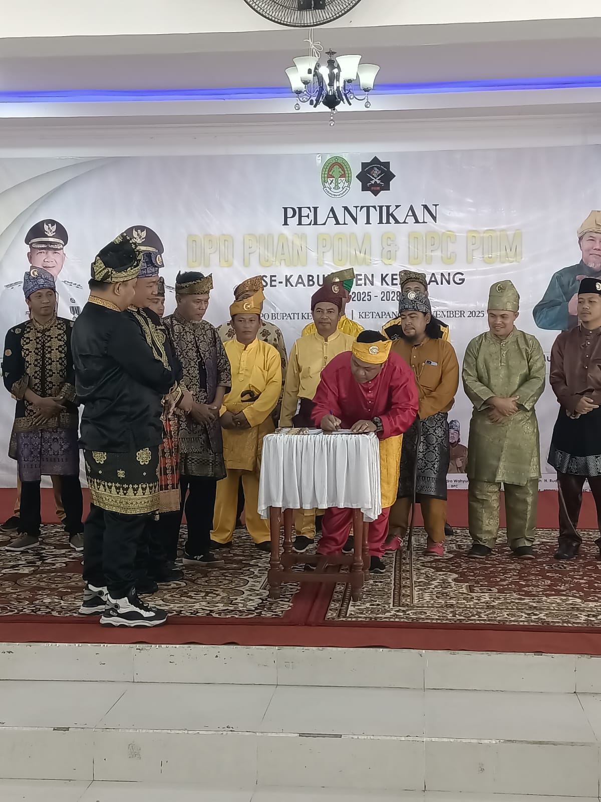 Ketua DPP POM menyaksikan penanda tanganan Fakta Integritas oleh salah satu ketua DPC POM