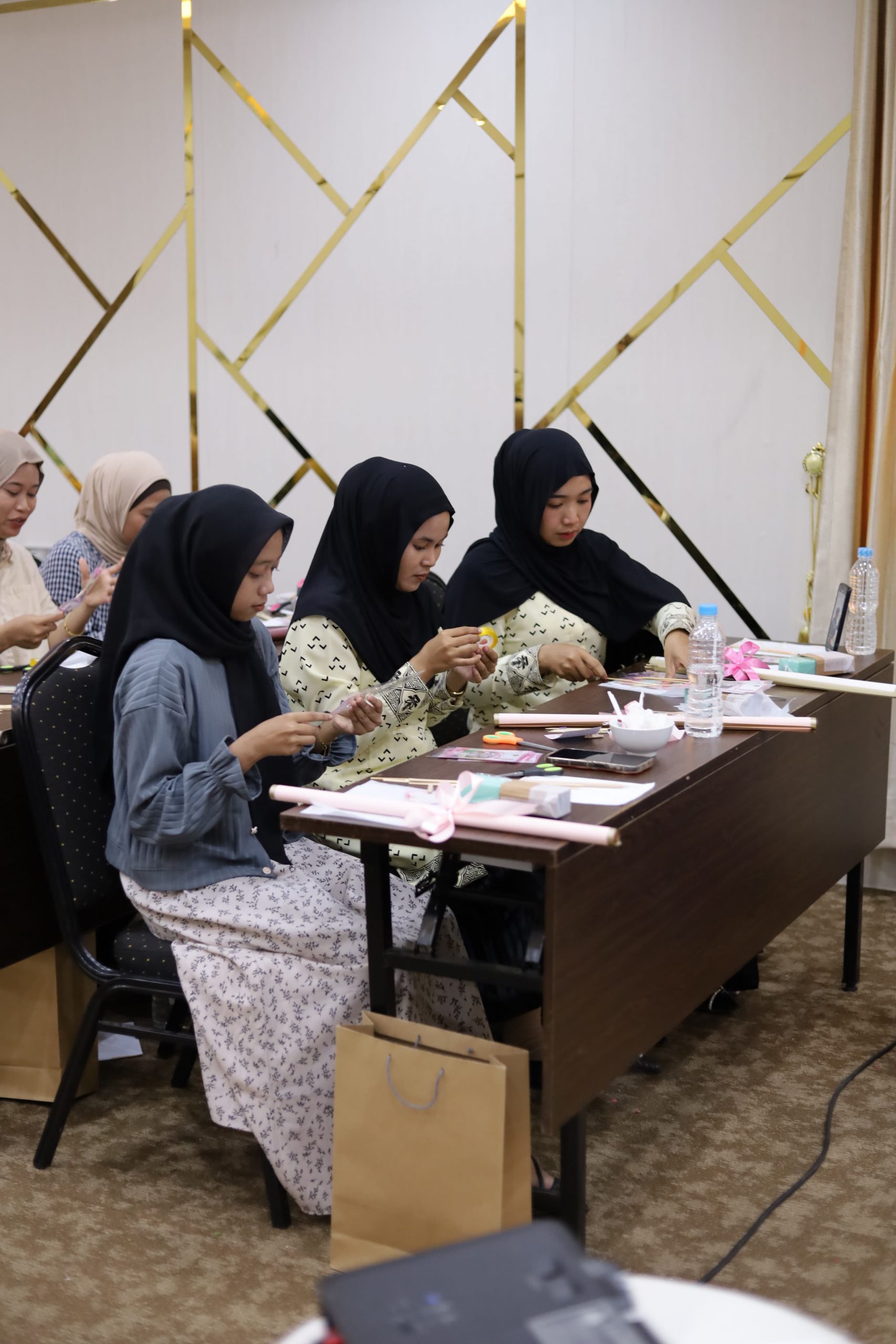 Peserta Workshop antusias mengikuti pelatihan Pembuatan Buket