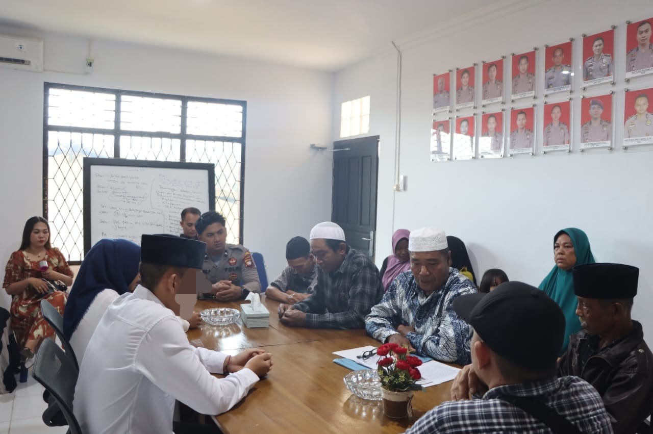 POLRES KETAPANG FASILITASI AKAD NIKAH SEORANG TAHANAN DI RUANG SATRESKRIM